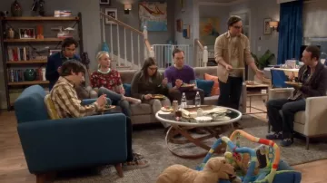 The long sleeve of Howard Wolowitz (Simon Helberg) in The Big Bang Theory S11E12