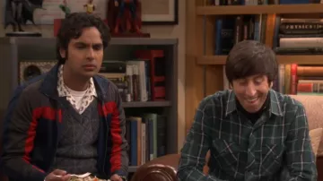 The long sleeve of Howard Wolowitz (Simon Helberg) in The Big Bang Theory S11E12