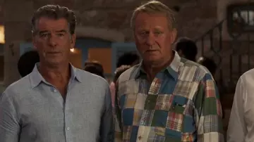 La chemise bleu ciel en lin de Sam Carmichael (Pierce Brosman) dans Mamma Mia: Here We Go Again!