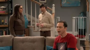 The long sleeve of Howard Wolowitz (Simon Helberg) in The Big Bang Theory S11E12