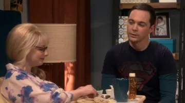 The Superman t-shirt of Sheldon Cooper (Jim Parsons) in The Big Bang Theory S11E12
