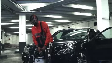 El campeón de Youv Dee trotando en su video musical Slay