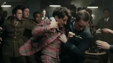 El traje a cuadros de Romain Kacew (Pierre Niney) en La promesa del amanecer