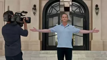 Le polo bleu clair de Jeff Lonowski (Neil Patrick Harris) dans Downsizing