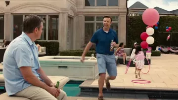 El polo azul de Dave Johnson (Jason Sudeikis) en Downsizing