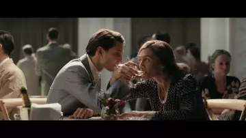 El collar de perlas cultivadas de 2 filas de Charlotte Gainsbourg en The Promise of Dawn