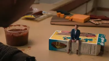 La chemise unie bleu clair de Dave Johnson (Jason Sudeikis) dans Downsizing