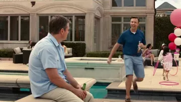 La camisa celeste de Paul Safranek (Matt Damon) en Downsizing