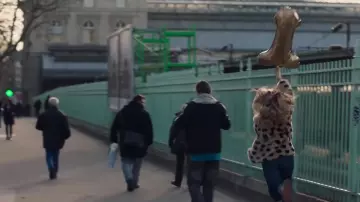 Le ballon en forme de sexe masculin dans Ami-Ami