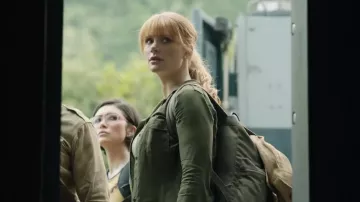 Le sac à dos vert de Claire Dea­ring (Bryce Dal­las Ho­ward) dans Ju­ras­sic World : Le Royaume Dé­chu