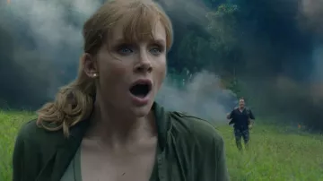 Le t-shirt vert gris de Claire Dea­ring (Bryce Dal­las Ho­ward) dans Ju­ras­sic World : Le Royaume Dé­chu