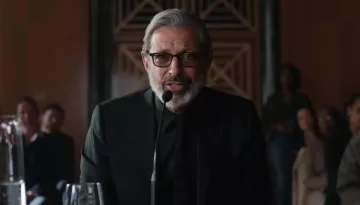 The black shirt of Ian Malcolm (Jeff Goldblum) in Jurassic World : The Kingdom Fallen