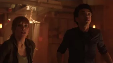 La chemise sombre du jeune scien­ti­fique (Jus­tice Smith) dans Ju­ras­sic World : Royaume dé­chu