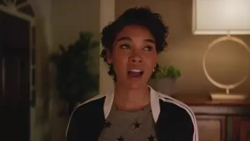 Le pull gris étoiles sombres de Abby Suso (Alexandra Shipp) dans Love, Simon