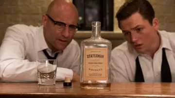 La bouteille de Old Forester Statesman de Eggsy (Taron Egerton) dans Kingsman : Le Cercle d'Or