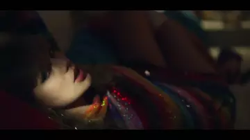 El vestido de lentejuelas arco iris Ashish de Taylor Swift en el video musical del juego final con Ed Sheeran y Future