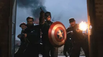 The shield damaged Captain America / Teve Rogers (Chris Evans) in Captain America : First Avenger
