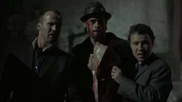 Manteau Paul Harnden porté par Mickey O’Neil (Brad Pitt) tel que vu dans les tenues du film Snatch