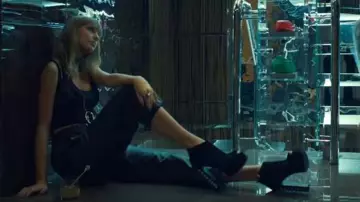 Botas de tacón con incrustaciones de pedrería de Taylor Swift en la hazaña final del juego Ed Sheeran y el video musical de Future