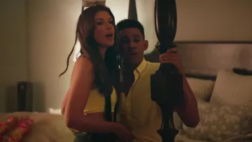 The yellow shirt of Bram Greenfeld (Keiynan Lonsdale) in Love, Simon