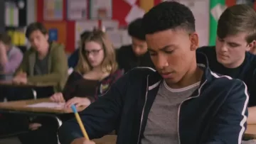 The gray t-shirt Bram Greenfeld (Keiynan Lonsdale) in Love, Simon