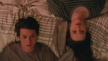 Le sweat rayé de Leah Burke (Katherine Langford) dans Love, Simon