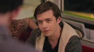 The grey sweatshirt fleeced of Simon Spier (Nick Robinson) in Love, Simon