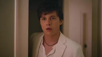 The suit jacket white of Simon Spier (Nick Robinson) in Love, Simon