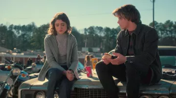 Le pull gris de Nancy Wheeler (Natalia Dyer) Stranger Things S02E03