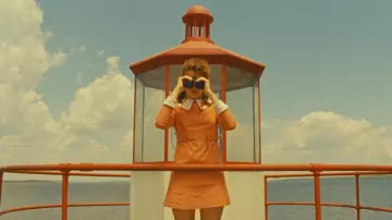 La robe rose retro de Suzy Bishop (Kara Hayward) dans Moonrise Kingdom