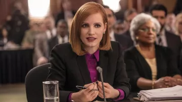 Blusa morada de Elizabeth Sloane (Jessica Chastain) en Miss Sloane