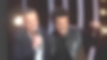 La chaqueta de piel de oveja usada por Amir en Destination Eurovision el 13/01/2018 en Francia2
