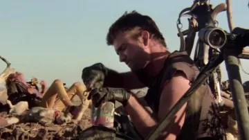 The box retains Dinki Di opened by Max Rockatansky (Mel Gibson) in Mad Max 2 : The challenge