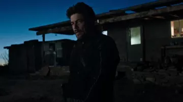 The jacket sports black Alejandro Gillick (Benicio del Toro in Sicario : the Day of the Soldado