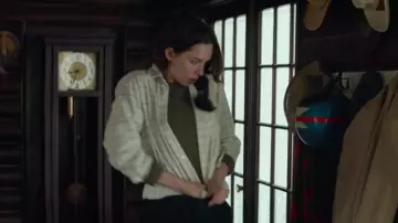 Le chemisier blanc à carreaux de Hannah (Rebecca Hall) dans Tumbledown