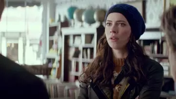 Le bonnet bleu en laine de Hannah (Rebecca Hall) dans Tumbledown