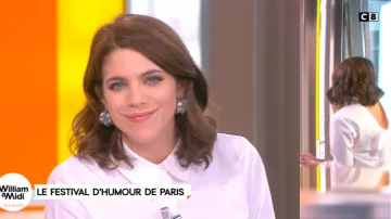 La Chemise dos ouvert en forme de V avec noeud à nouer de Julia Molkhou dans William à midi du 10/01/2018