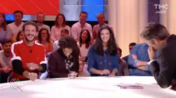 La sudadera roja Amiga de Vincent Dedienne en el programa Quotidien del lunes 16 de octubre