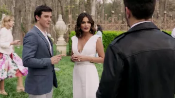 La combinaison blanche de mariage de Cristal Flores Carrington (Nathalie Kelley) dans Dynastie S01E01