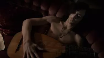 Le collier tête de mort de Adam (Tom Hiddleston) dans Only Lovers Left Alive