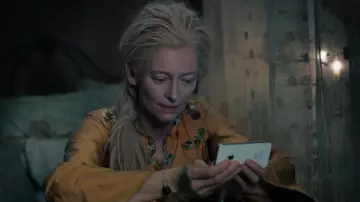 Le bracelet tête de mort de Eve (Tilda Swinton) dans Only Lovers Left Alive