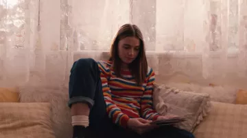 Arc-en-ciel Rayé chandail porté par Alyssa (Jessica Barden) comme on le voit dans la Fin de La F***ing Monde S01E01