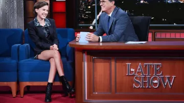 Les bottines brillantes à talon Stuart Weitzman de Millie Bobby Brown dans The Late Show With Stephen Colbert