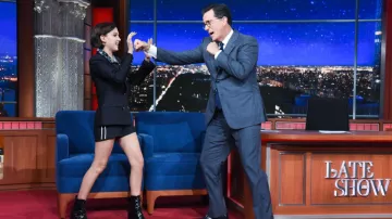 Le short noir CG Chris Gelinas porté par Millie Bobby Brown lors de son passage dans The Late Show With Stephen Colbert