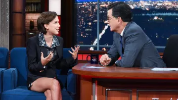 Le blazer CG Chris Gelinas porté par Millie Bobby Brown lors de son passage à The Late Show With Stephen Colbert