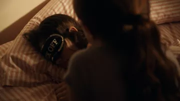 Le masque de sommeil "Fuck Off" de Fiona Gallagher (Emmy Rossum) dans Shameless US S02E06