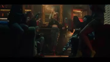 Las botas Marco De Vincenzo de Taylor Swift en el video musical del juego final con Ed Sheeran y Future (en azul)
