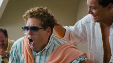 Camisa blanca a rayas verdes de los 90 usada por Donnie Azoff (Jonah Hill) como se ve en El lobo de Wall Street