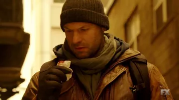 La gorra de lana gris del Dr. Ephraim Goodweather (Corey Stoll) en The Strain S04E01