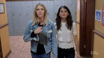 Le top 3.1 Phillip Lim blanc de Sabrina Pemberton (Sofia Black D’Elia) dans The Mick / Very Bad Nanny S02E11